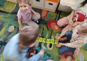 Czworo dzieci złożyło litery w wyraz awokado
