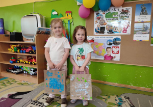 Dwie dziewczynki z wykonanymi torbami