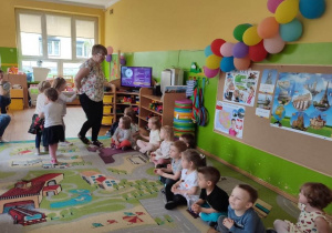 Dzieci podczas zabawy z nauczycielką