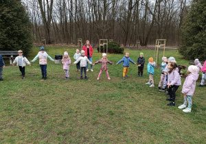 Dzieci stoją w kole podczas wspólnych zabaw