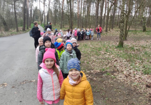 Przedszkolaki podczas spacerowania po parku