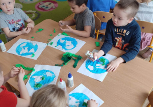 Dzieci z grupy czwartej robią pracę plastyczną - Ziemię