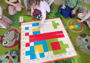 Dzieci podczas układania motyla z kwadratów