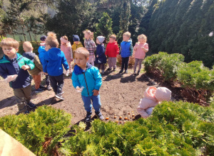 Dzieci z grupy I zakładają ogródek