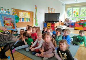 Dzieci podczas słuchania bajki czytanej przez mamę Gabrysi