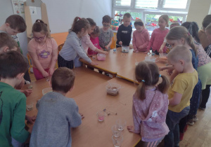 Dzieci podczas wykonywania świeczek