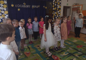 Dzieci stoją podczas występów