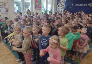 Dzieci wykonują ruchy do piosenki pokazywane przez panią Ulę