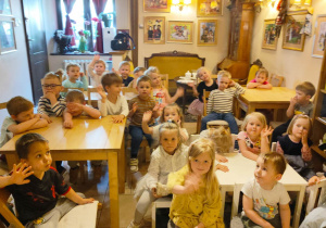 Dzieci z grupy I siedzą w kawiarence