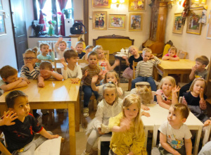 Przedszkolaki z grupy I i II w "Baśniowej kawiarence"