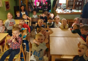 Przedszkolaki z grupy II siedzą przy stolikach w kawiarence