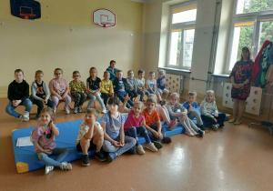 Przedszkolaki siedzą podczas przedstawienia