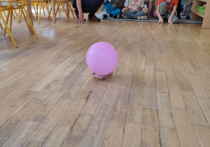 Balon, z którego zostało wypuszczone powietrze mknie po podłodze