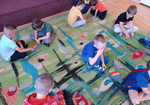 Dzieci grają na popicie w "Kółko i krzyżyk"