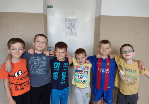 Sześciu chłopców przed pokojem