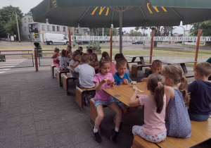 Dzieci siedzą w McDonaldzie