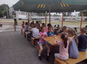 Dzieci z grupy V na lodach w McDonaldzie