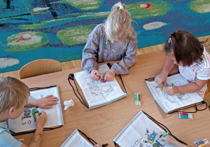 Dzieci z grupy V podczas malowania worków