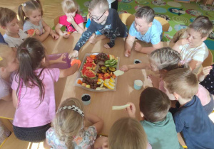 Dzieci z grupy IV częstują się owocami przygotowanymi przez rodziców