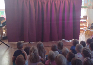 Dzieci oglądają kukiełkowego lisa podczas spektaklu