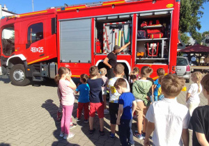 Przedszkolaki oglądają wóz strażacki