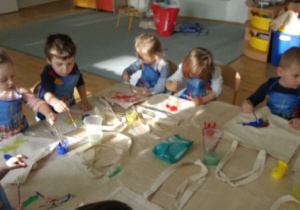 dzieci z grupy I malują torby ekologiczne