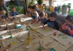 dzieci malują torby