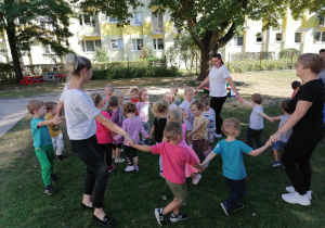 Dzieci z grupy II tańczą w kołąch do jesiennego pląsu