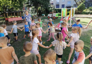 Dzieci z grupy III podczas tańczenia w kole do jesiennego pląsu