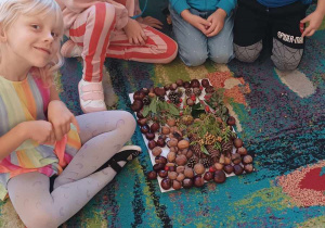 Czworo dzieci z gotowym obrazem z darów jesieni
