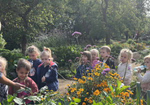 Dzieci oglądają roślinność w Afloparku