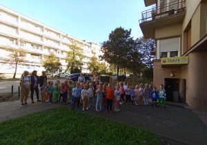 Przedszkolaki przed budynek Basniowej Kawiarenki