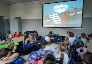 Przedszkolaki oglądają film o bezpieczeństwie