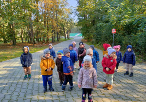 Dzieci stoją w parku niedaleko amfiteatru