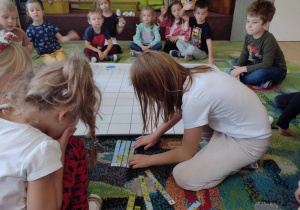 Dziewczynka układa puzzle z mapą Europy