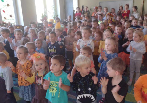 Przedszkolaki śpiewają i klaszczą do piosenki o jesieni