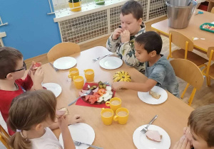 Przedszkolaki z grupy IV jedzą samodzielnie wykonane kanapki