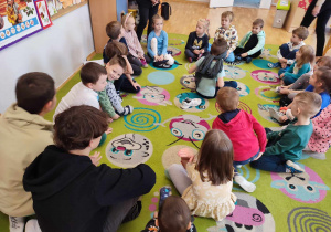 Uczniowie bawią się z dziećmi w grupy Biedronek