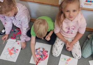 Dzieci układają gumki na obrazkach