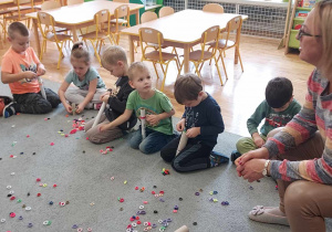 Dzieci układają gumki na rolkach