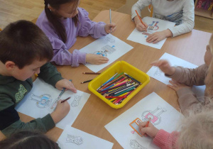 Dzieci z grupy V kolorują obrazek z Necikiem