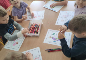 Szóśtka dzieci z grupy III koloruje obrazki o dobrym zachowaniu