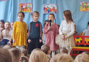 Cztery dziewczynki mówią wiersz