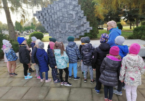Dzieci z grupy IV przy pomniku
