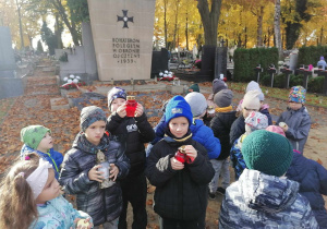 Przedszkolaki z grupy IV przy pomniku żółnierzy