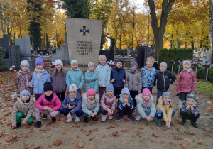 Dzieci z grupy V przy pomniku żołnierzy