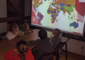 Dzieci oglądają mapę świata