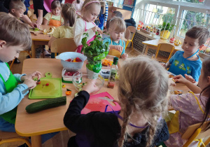 Dzieci z grupy IV kroją warzywa i owoce