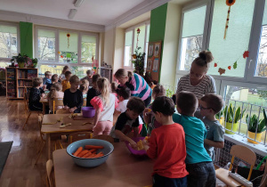 Dzieci z grupy III kroją warzywa i owoce