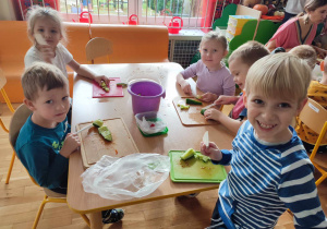 Dzieci z grupy III kroją warzywa na sałatkę